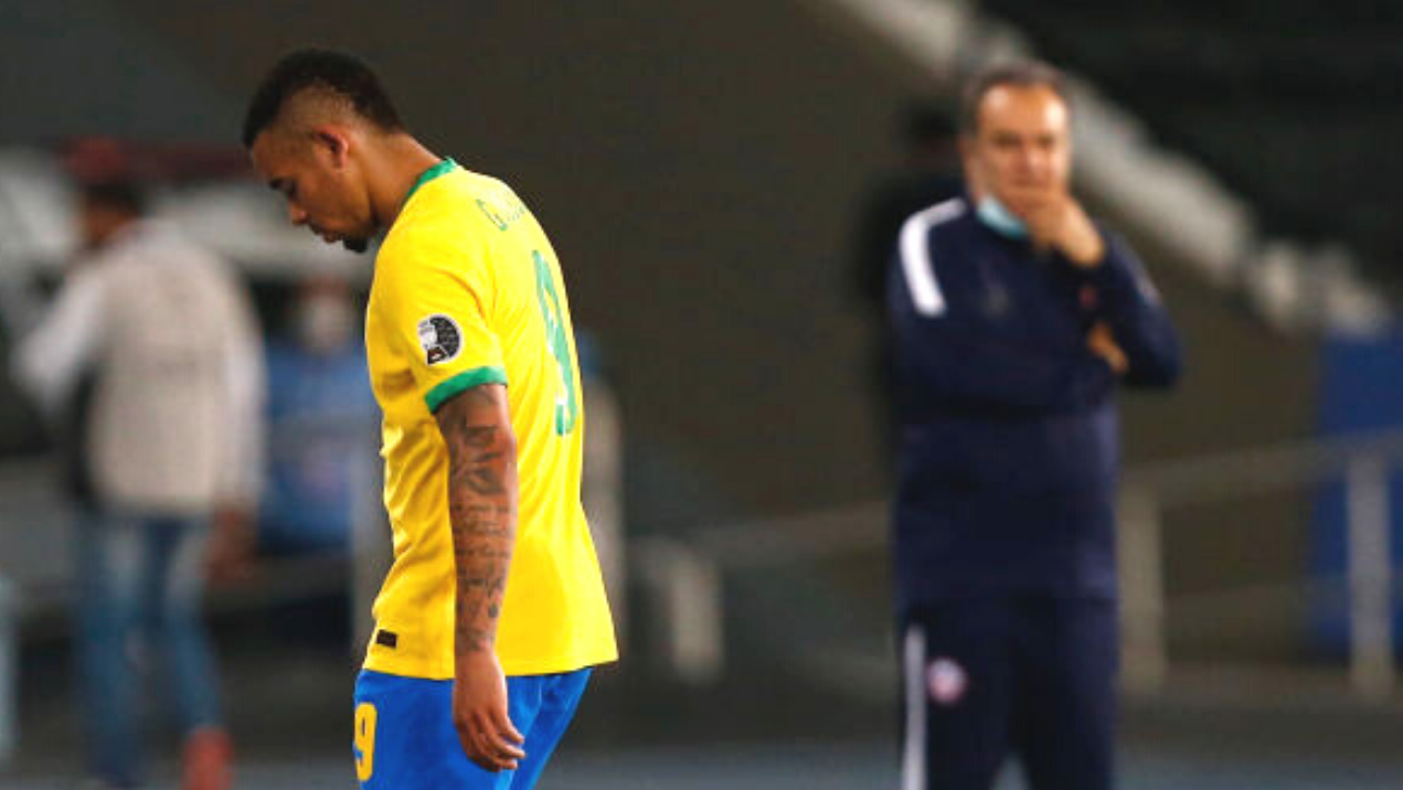 Gabriel Jesus saindo de campo após ser expulso na partida entre Chile e Brasil na Copa América - GettyImages