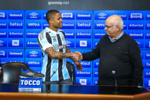 Douglas Costa estreando pelo Grêmio? Tiago Nunes e Romildo Bolzan comentam possibilidade - Lucas Uebel / Grêmio