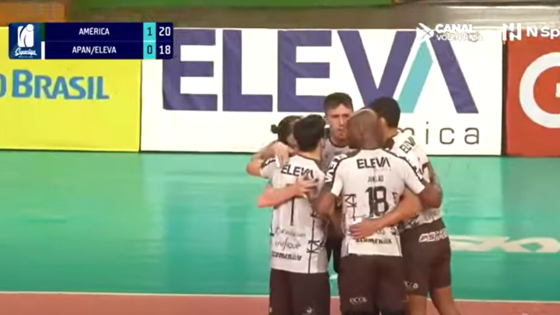 Jogadores do Blumenau comemorando na partida diante do Montes Claros América Vôlei pela Superliga Masculina - Transmissão/Youtube/Canal Vôlei Brasil/N Sports