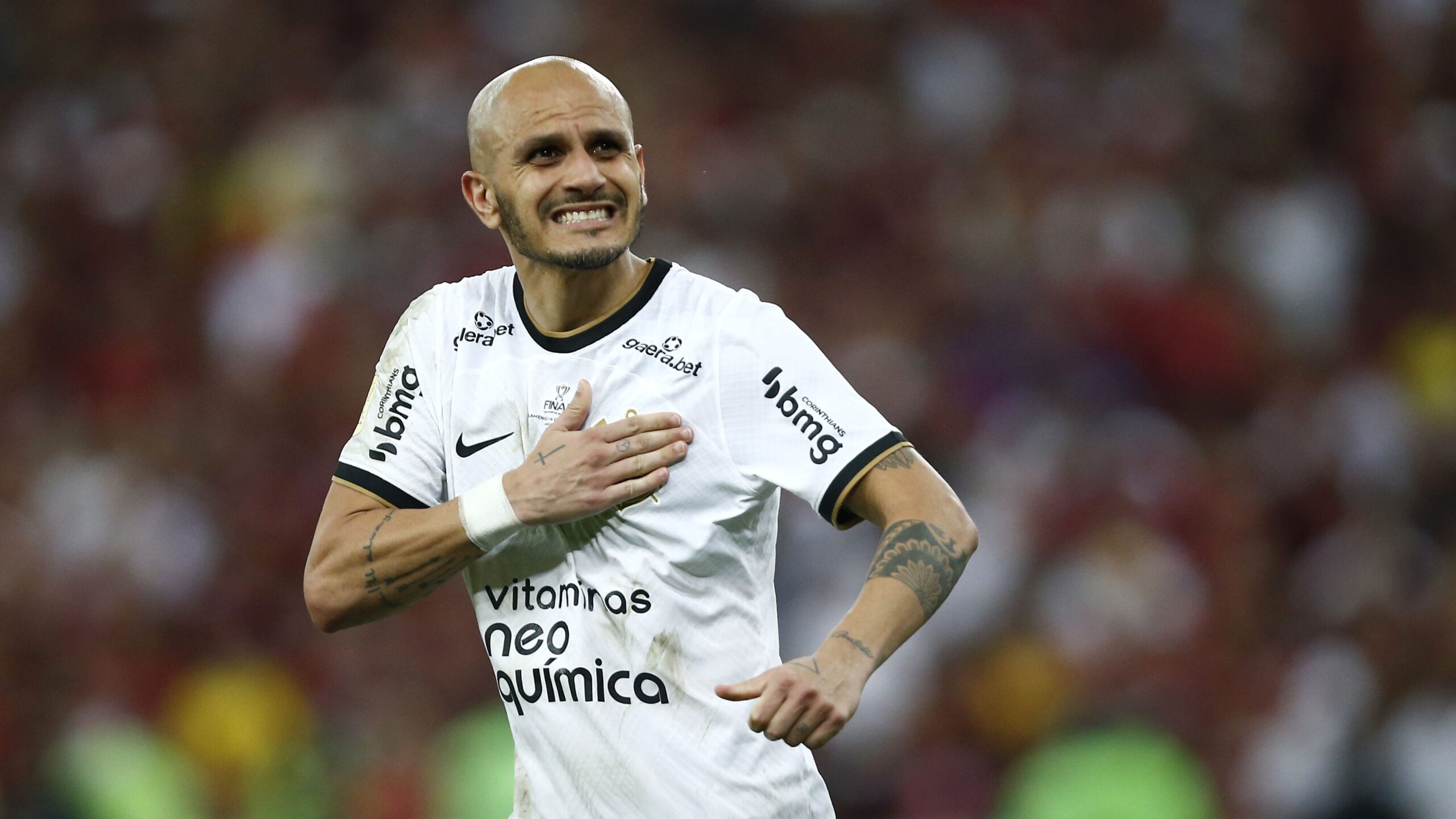 Fabio Santos comemora gol pelo Corinthians - GettyImages