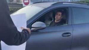 Destaque do Barcelona reclama de fotos com fãs - Reprodução Twitter