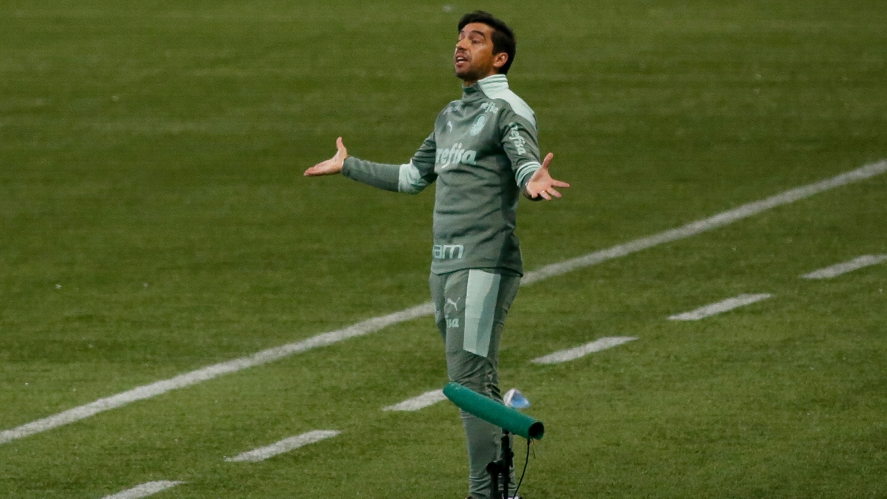 Abel Ferreira, treinador do Palmeiras na área técnica do time - GettyImages