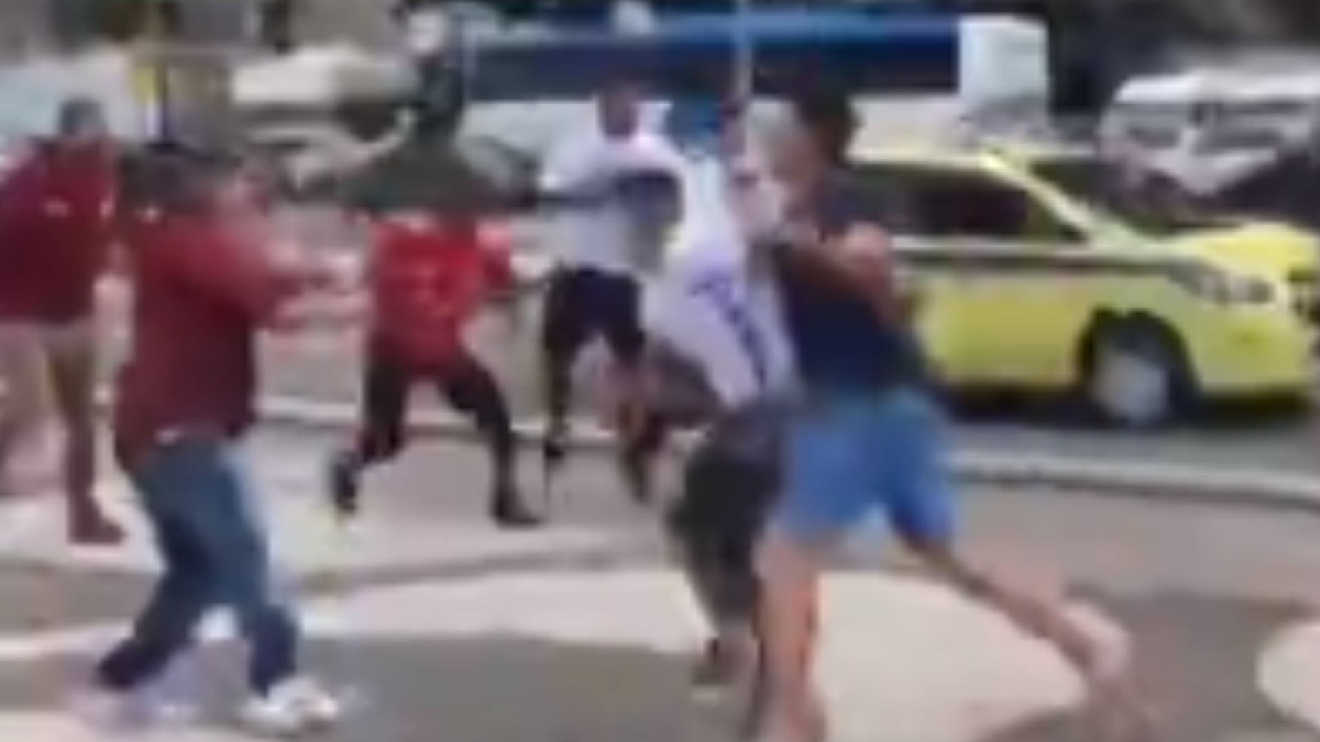 Fluminense x Corinthians vai acontecer pela semifinal da Copa do Brasil, mas os torcedores se enfrentaram em Copacana - Imagens Twitter