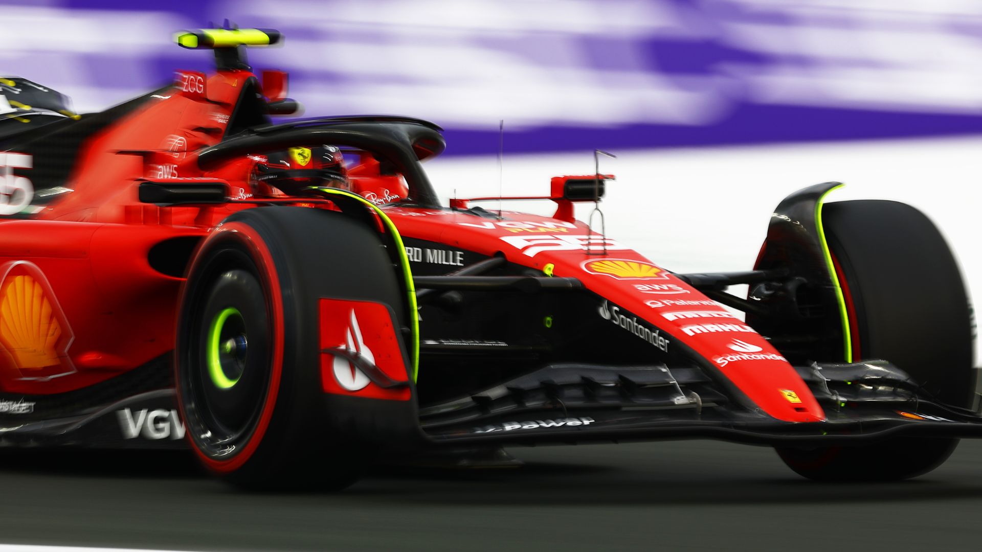 Carlos Sainz Jr pilotando pela Ferrari na F1 - Getty Images