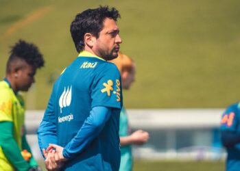 Arthur Elias em treino da Seleção Brasileira (Crédito: Fabio Souza/CBF)