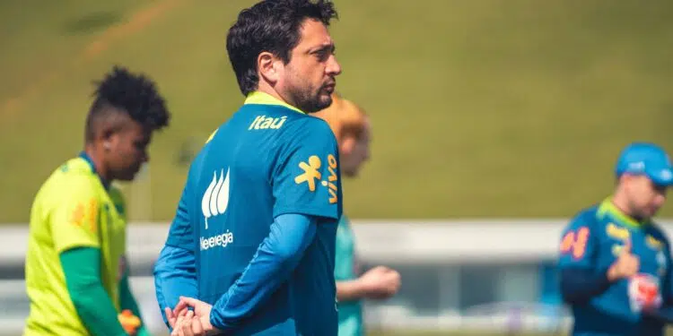 Arthur Elias em treino da Seleção Brasileira (Crédito: Fabio Souza/CBF)