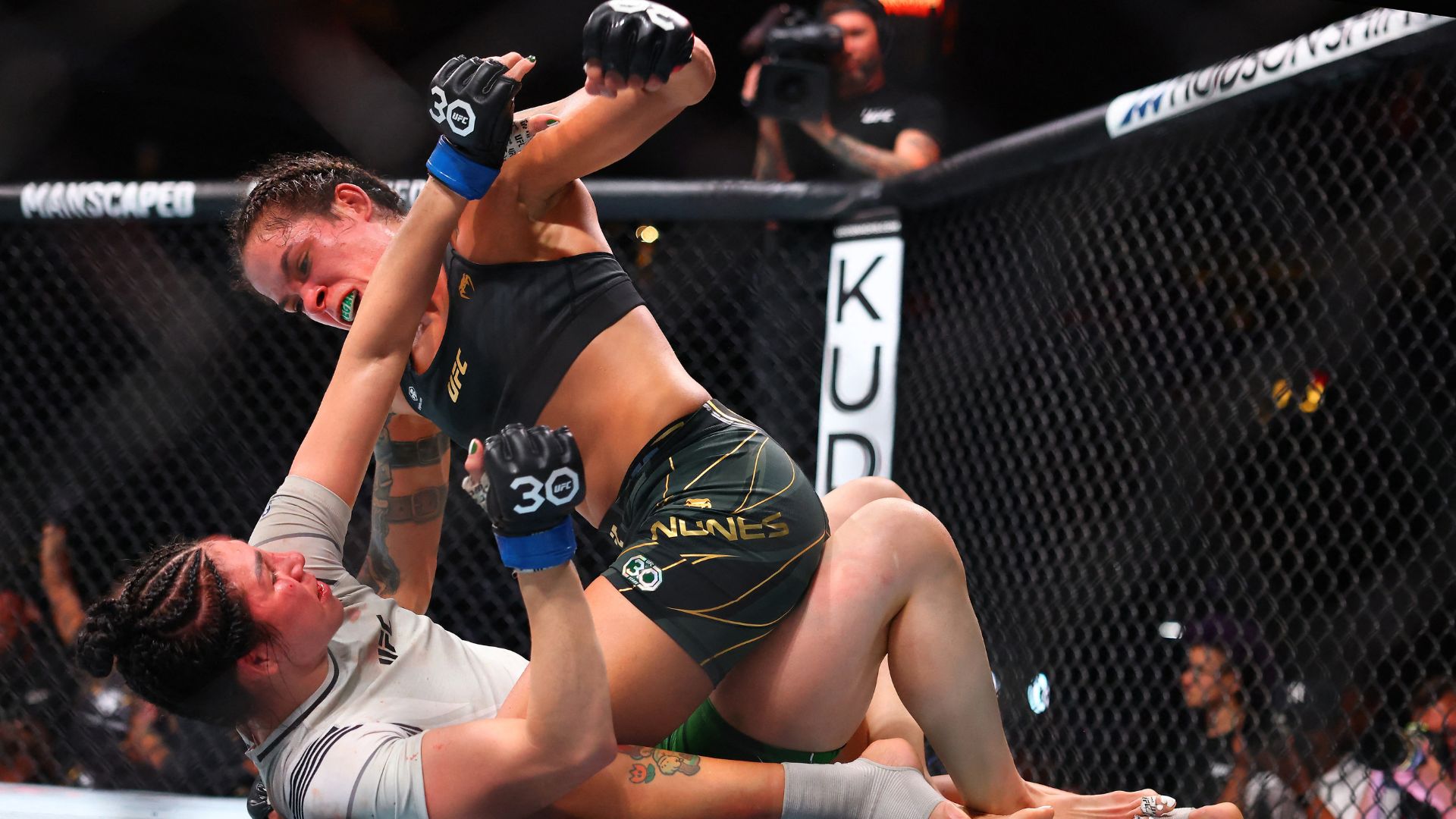 Amanda Nunes se despediu do UFC com uma grande vitória contra Irene Aldana - Reuters - Sergei Belski