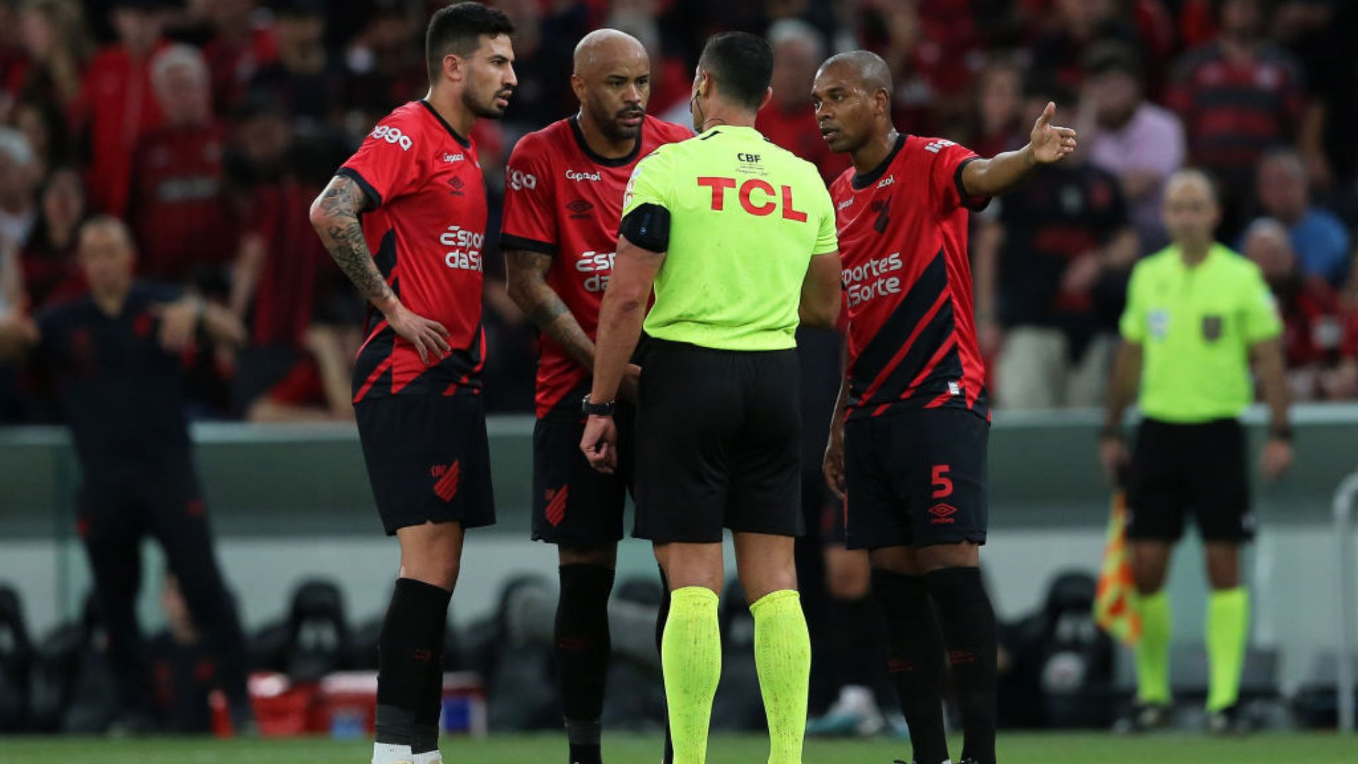 Após Athletico-PR x Flamengo na Copa do Brasil, Fernandinho deixou clara a sua insatisfação com a arbitragem do confronto - GettyImages