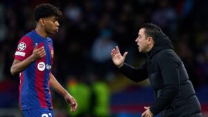 Yamal e Xavi, no Barcelona (E/D) - Getty Images