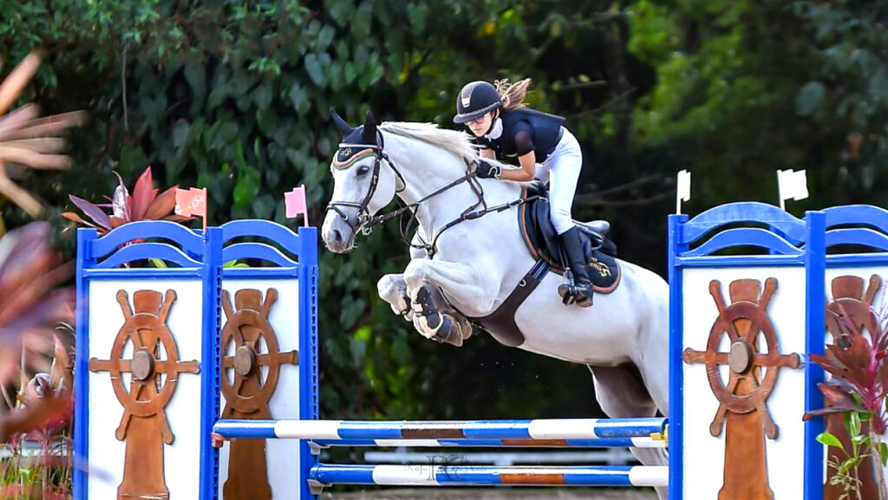 Cleo Cesnik Peçanha de Souza montando um HS Darla RCLI - Divulgação
