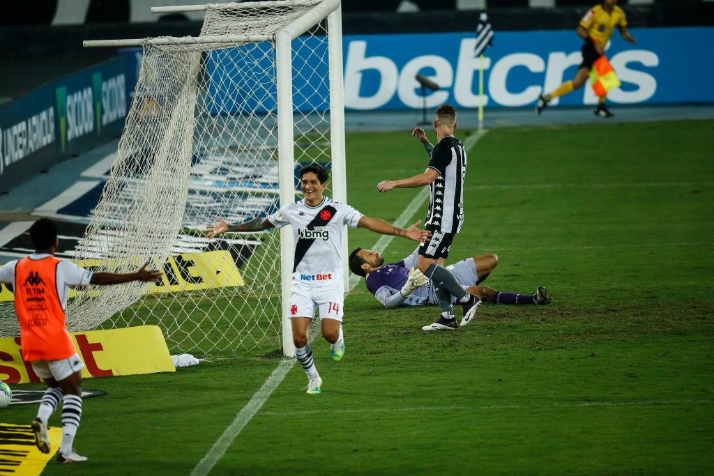 Germán Cano costumar brilhar com a camisa do Vasco - GettyImages