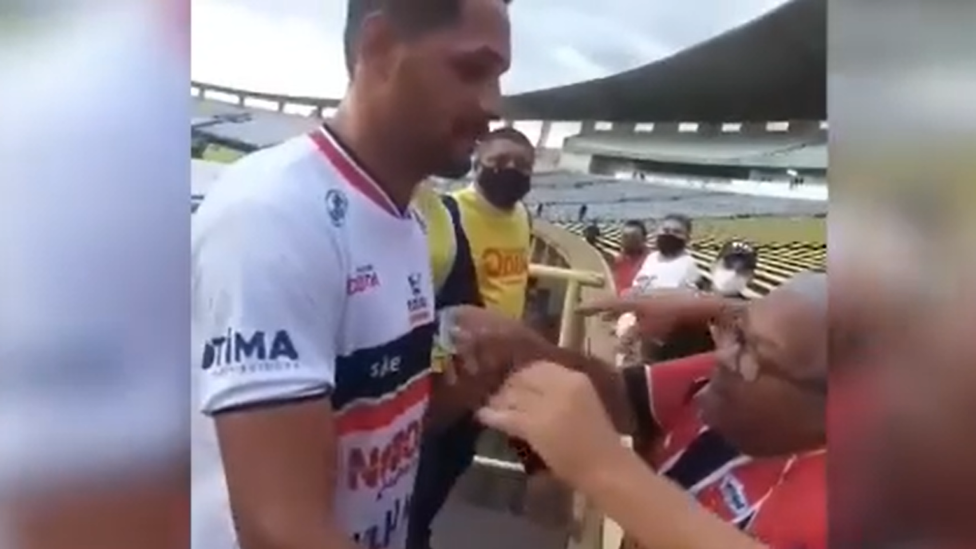 Torcedor do River-PI entrega dinheiro para jogador - Reprodução / DAZN