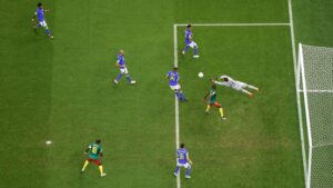 Torcedores comemoram defesa de Ederson em Camarões x Brasil - GettyImages