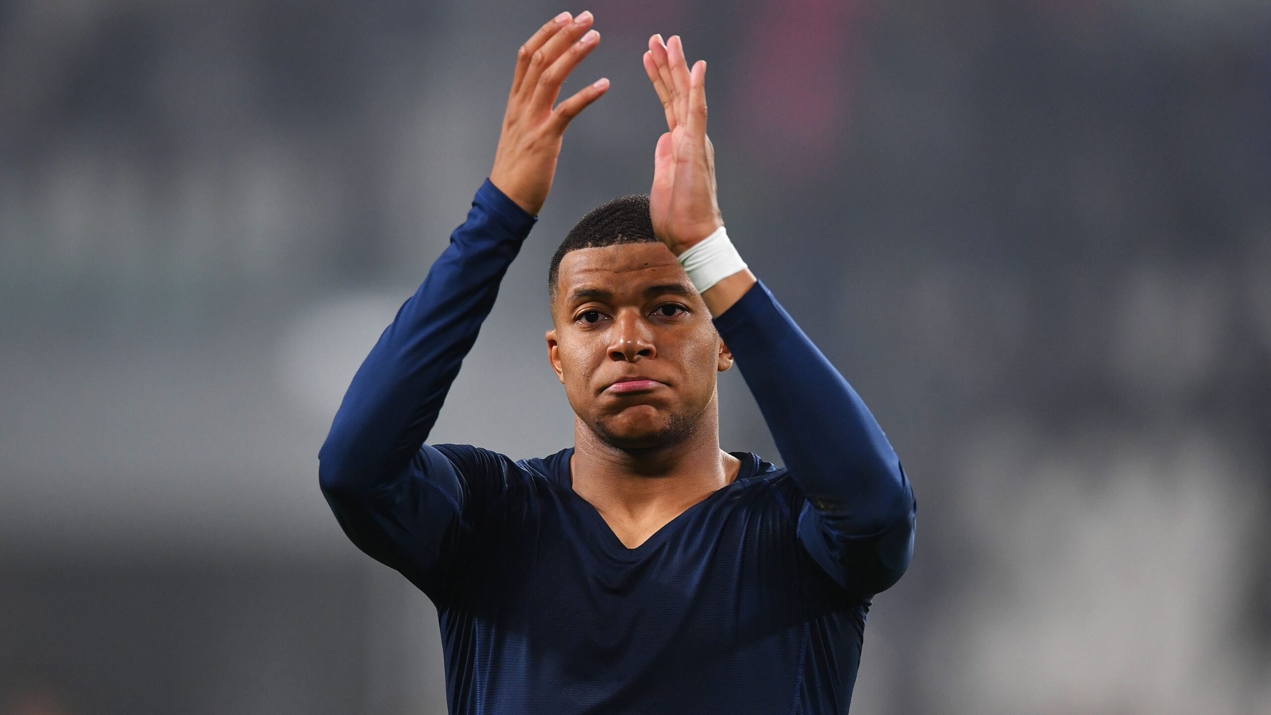 Mbappé é um dos principais nomes do PSG, mas vai perder a Champions League num primeiro momento - GettyImages