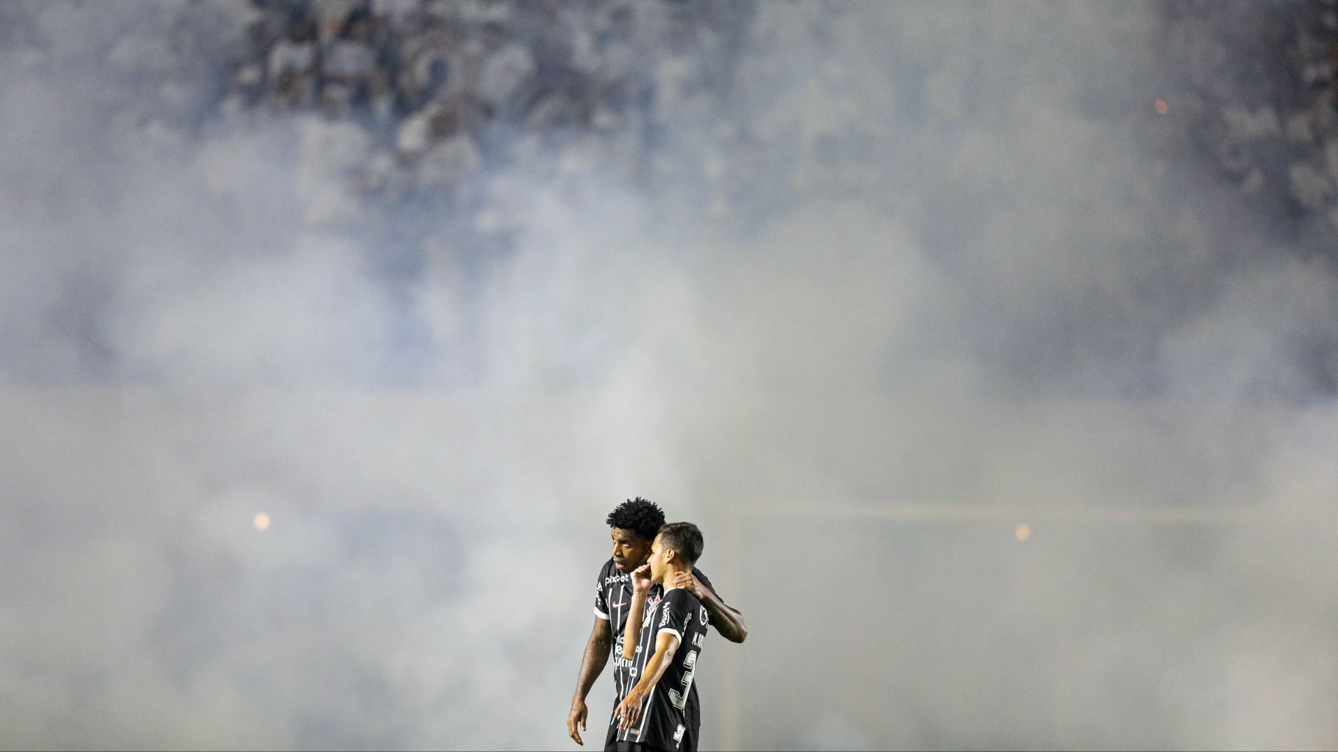 Santos x Corinthians se enfrentaram na última quarta-feira, 21, e a Vila Belmiro, mais uma vez, virou alvo de ataques de rojões - Rodrigo Coca/Agência Corinthians