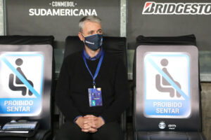 Tiago Nunes deu detalhes da conversa com a cúpula máxima do Grêmio, após derrota no Brasileirão - GettyImages