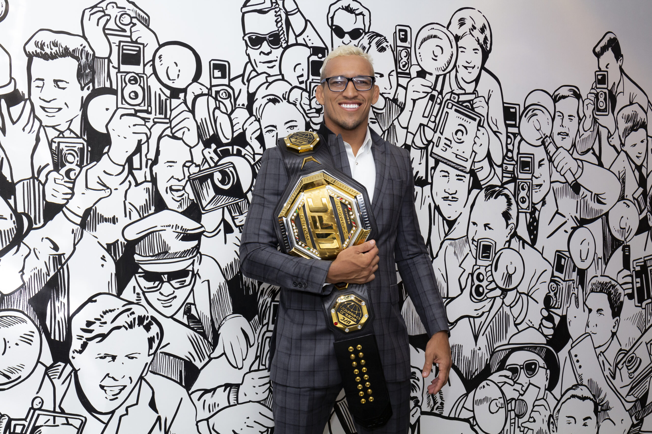 Charles do Bronx segurando o cinturão do UFC - Tainara Amaral