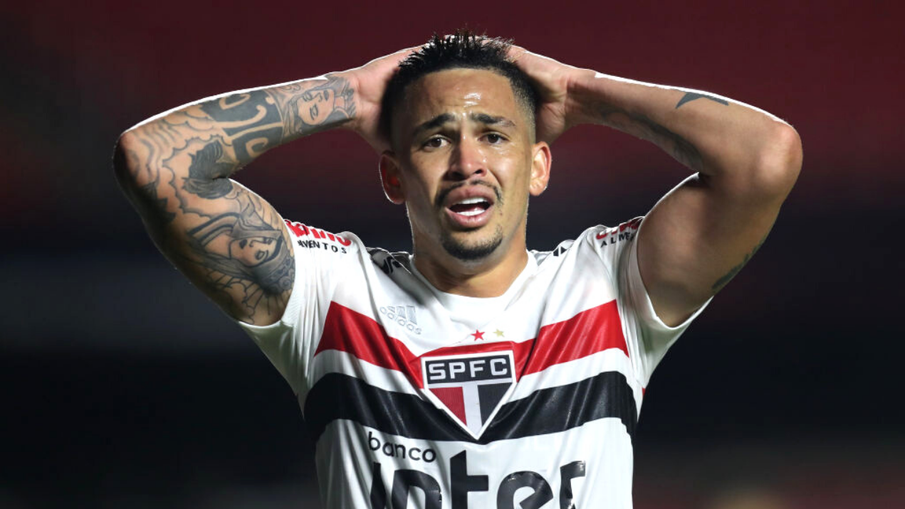 Luciano, jogador do São Paulo com as mãos na cabeça depois de uma partida pela Copa do Brasil - GettyImages