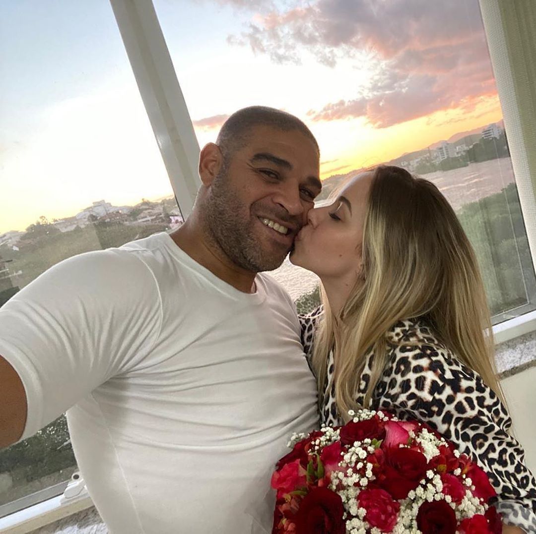 Adriano Imperador publicou a imagem ao lado da amada - Instagram