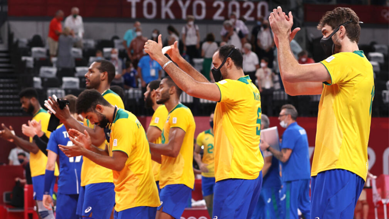 Brasil comemorando a vitória no vôlei masculino das Olimpíadas - GettyImages