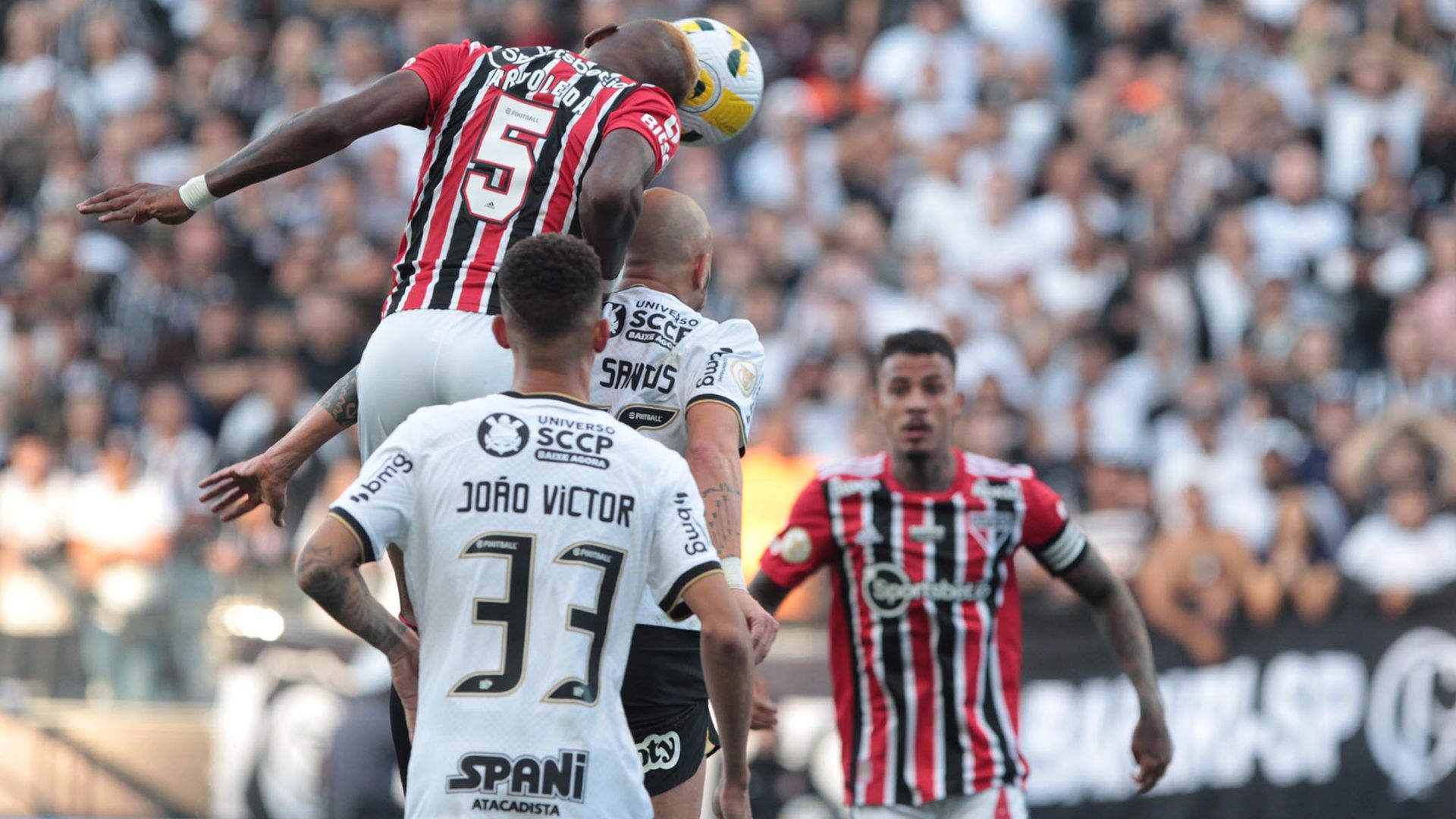 Arboleda cabeceando bola no último encontro das duas equipes - Rubens Chiri / Flickr São Paulo FC