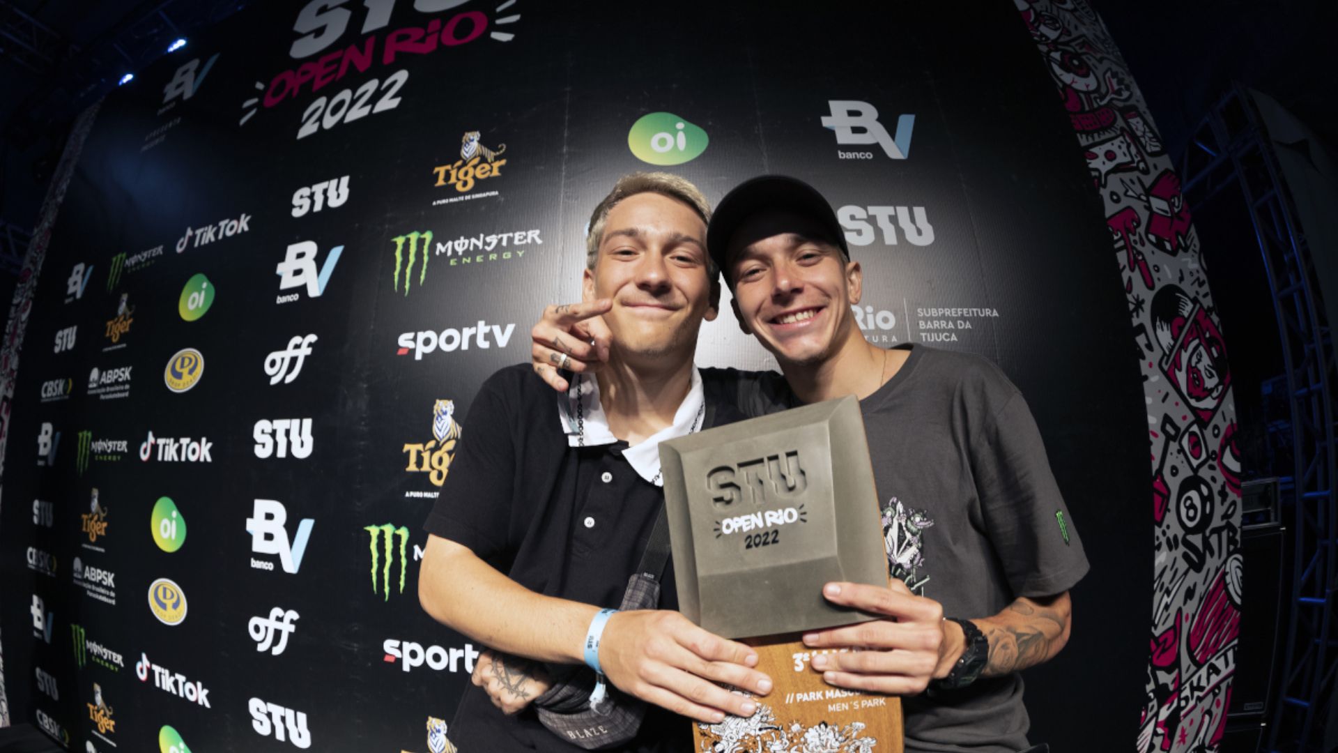 Luiz Francisco [à direita] segue brilhando nas pistas de Skate - Julio Detefon / STU