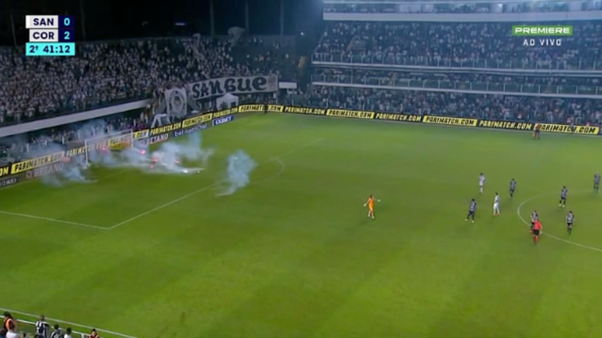 Torcida arremessa sinalizadores e encerra o clássico - Reprodução Premiere