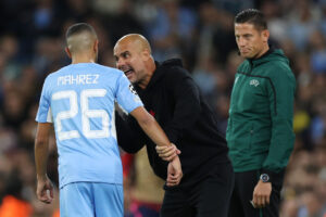 Guardiola reclamando com Mahrez em jogo do Manchester City - GettyImages