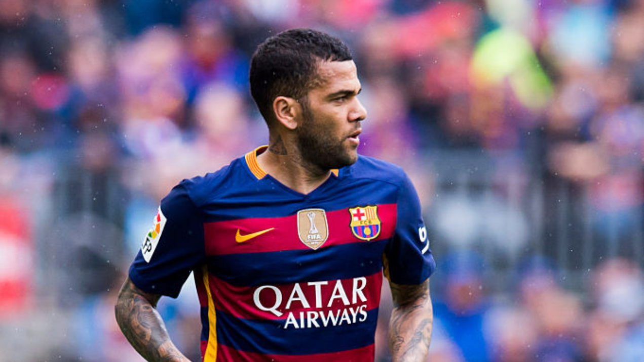 Daniel Alves deixou claro que voltaria ao Barcelona no futuro - GettyImages