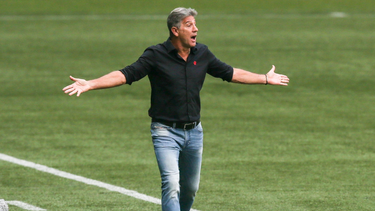 Renato Gaúcho reclamando da CBF após o empate entre Flamengo e Bragantino pelo Brasileirão - GettyImages