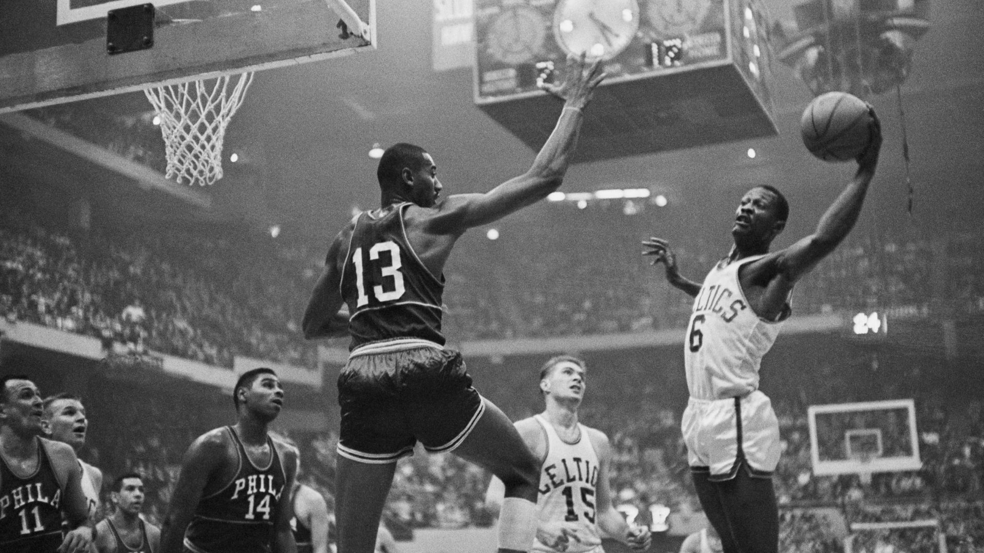 Como foi o primeiro confronto entre Bill Russell e Wilt Chamberlain - Bettmann / Colaborador