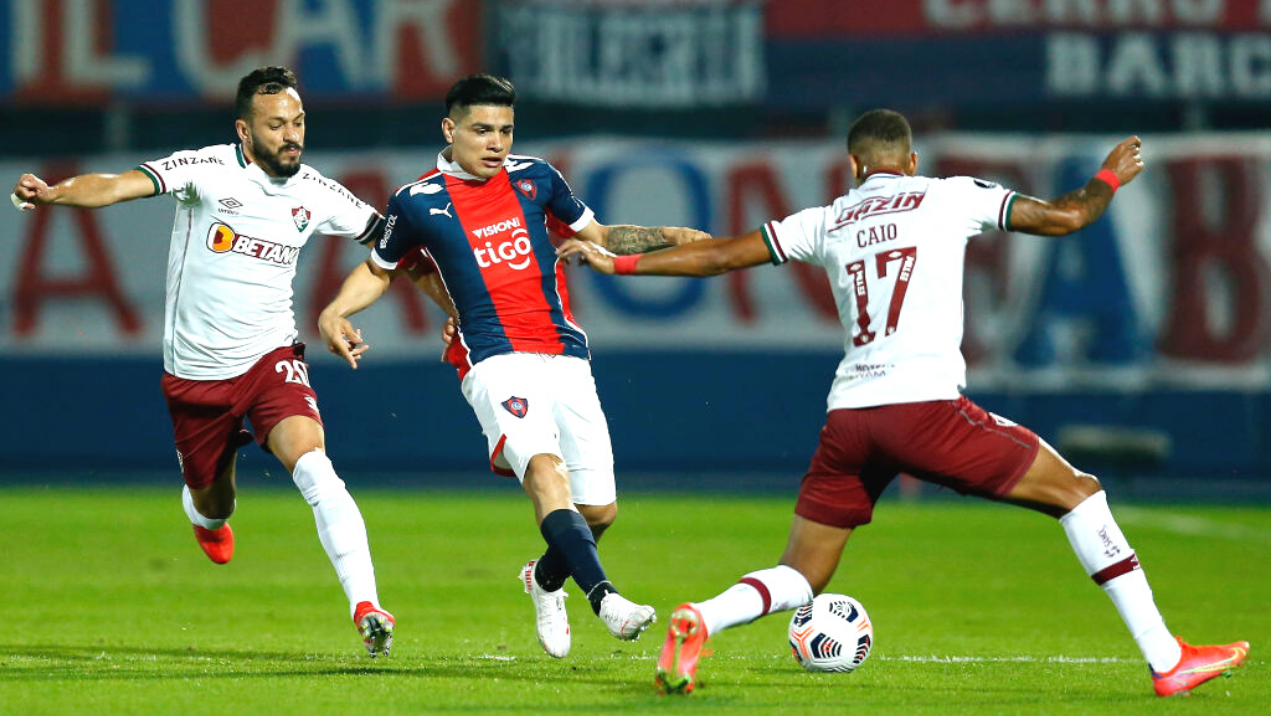 Jogadores do Cerro Porteño e Fluminense durante a partida entre as equipes pela Libertadores - GettyImages