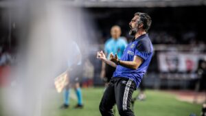 Santos incomodou o auxiliar Felipe Endres durante o clássico - Raul Baretta / Santos FC / Flickr