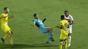 Árbitro corre para apartar briga, mas escorrega e acaba dando carrinho em jogadores do Mirassol e Botafogo-SP - Reprodução/Instagram