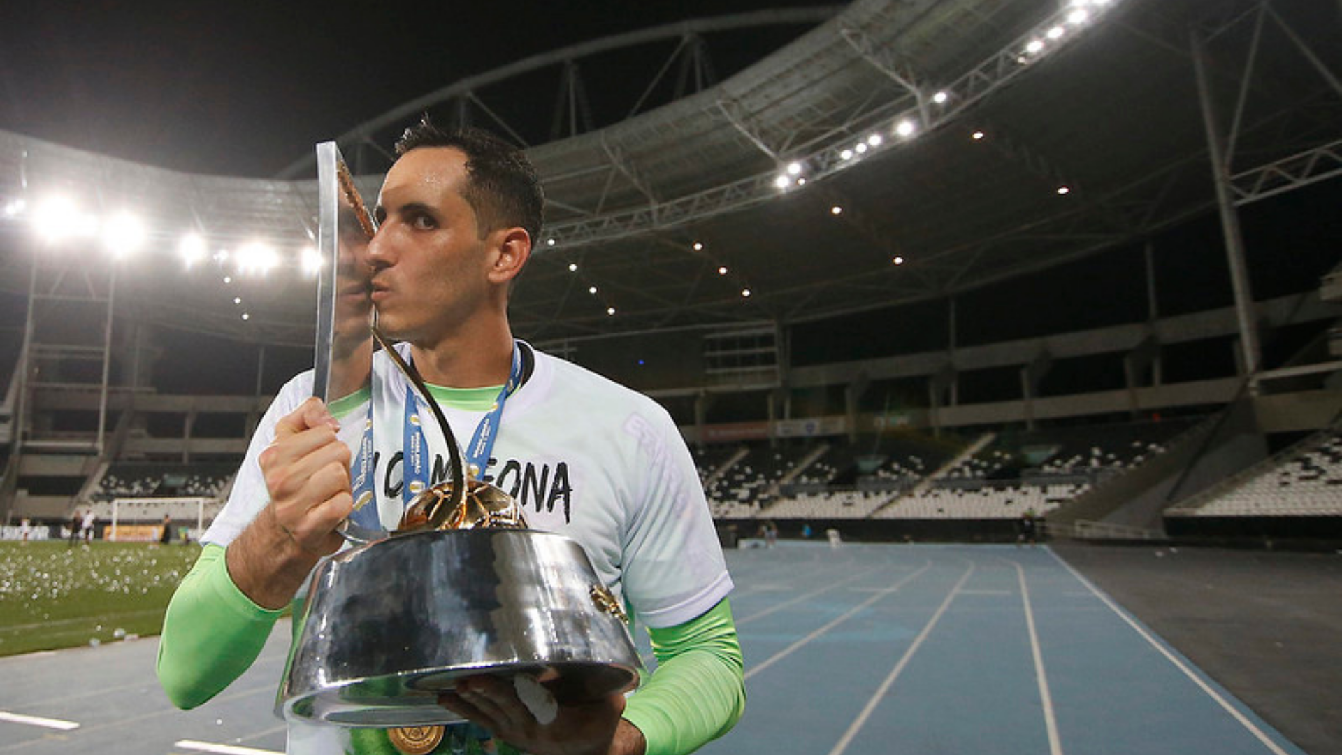 Gatito Fernández, goleiro do Botafogo beijando o troféu de campeão da Série B - Vítor Silva/Botafogo/Flickr
