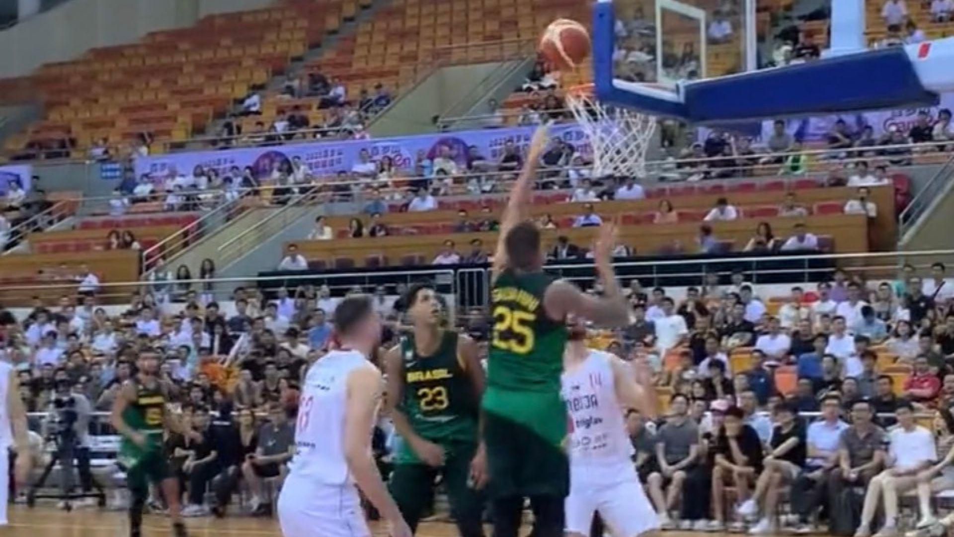 Brasil x Sérvia em amistoso pré-Copa do Mundo de basquete - Reprodução/Twitter/CBB