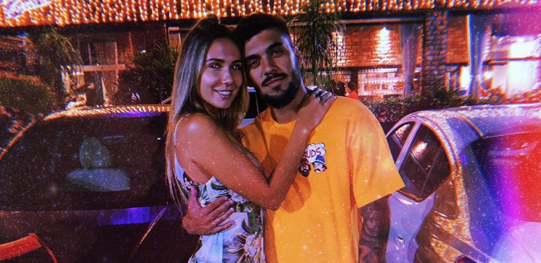 Carolina Portaluppi publicou uma foto sensual ao lado do namorado - Instagram