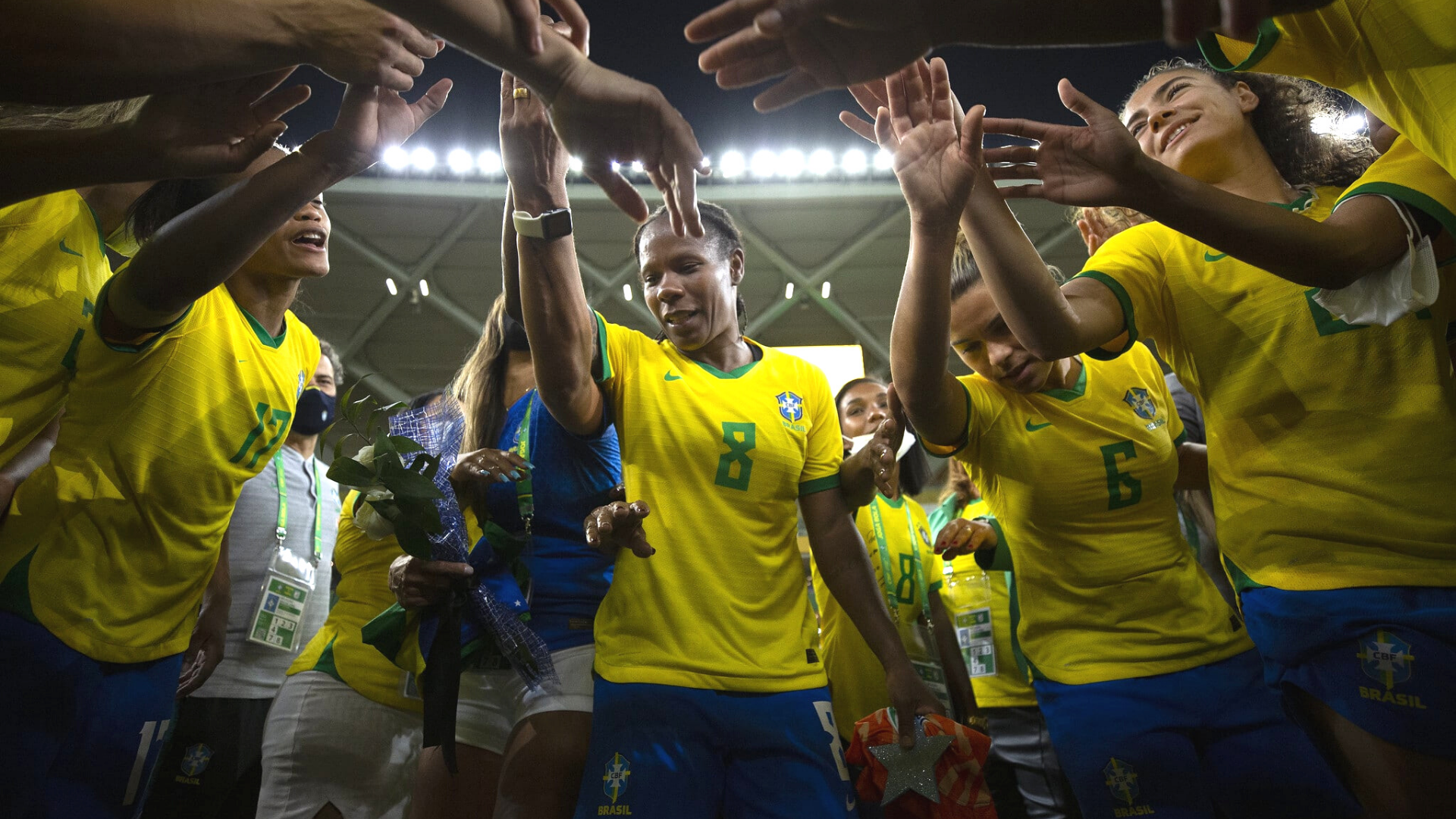 Formiga junto com as jogadoras da seleção em sua despedida depois da goleada diante da Índia - Thais Magalhães/CBF/Fotos Públicas