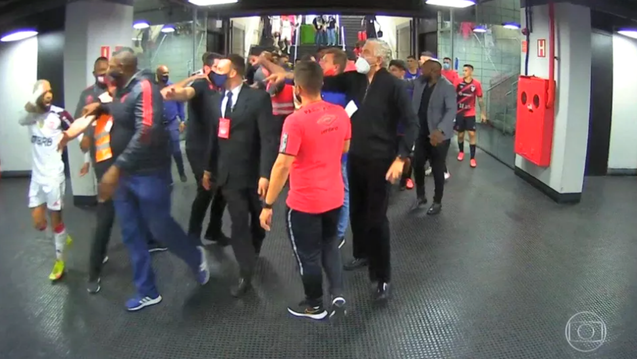 Momento da confusão entre os jogadores e dirigentes de Athletico e Flamengo - Transmissão TV Globo