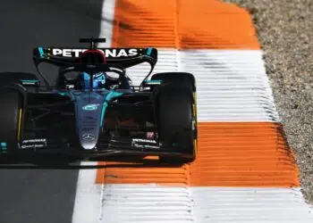 George Russell prevê uma "batalha acirrada" entre Mercedes, McLaren e Max Verstappen, da Red Bull, após liderar os treinos de sexta-feira no Grande Prêmio da Holanda.