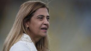 Leila Pereira, presidente do Palmeiras, é conhecida por acompanhar de perto todos os jogos do clube, desde partidas no Allianz Parque até confrontos em locais distantes, como no Nuevo Gasómetro, em Buenos Aires.