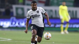 Um dos destaques da temporada do Botafogo, o lateral-esquerdo Cuiabano preocupou o torcedor após sair lesionado do jogo contra o Palmeiras, na última quarta-feira, pela Conmebol Libertadores.