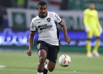 Um dos destaques da temporada do Botafogo, o lateral-esquerdo Cuiabano preocupou o torcedor após sair lesionado do jogo contra o Palmeiras, na última quarta-feira, pela Conmebol Libertadores.