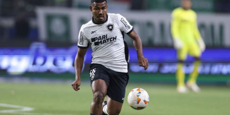 Um dos destaques da temporada do Botafogo, o lateral-esquerdo Cuiabano preocupou o torcedor após sair lesionado do jogo contra o Palmeiras, na última quarta-feira, pela Conmebol Libertadores.