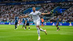 Kylian Mbappé não poderia ter pedido uma estreia melhor pelo Real Madrid. O atacante francês marcou seu primeiro gol pelo clube e ajudou a equipe a conquistar a Supercopa da UEFA com uma vitória por 2 a 0 sobre a Atalanta.