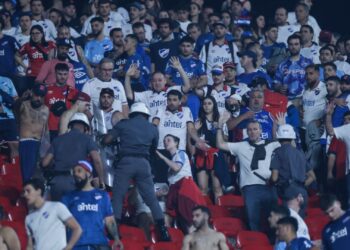 O São Paulo anunciou nesta sexta-feira (23) que 65 cadeiras do setor destinado aos visitantes foram danificadas durante a partida contra o Nacional-URU, realizada na última quinta-feira no Morumbi, pelas oitavas de final da Conmebol Libertadores.