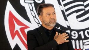 Um grupo de 90 conselheiros do Corinthians protocolou nesta segunda-feira, no Parque São Jorge, um pedido de impeachment contra o presidente do clube, Augusto Melo.