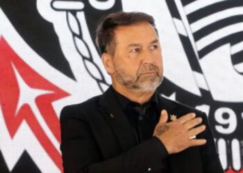 Um grupo de 90 conselheiros do Corinthians protocolou nesta segunda-feira, no Parque São Jorge, um pedido de impeachment contra o presidente do clube, Augusto Melo.