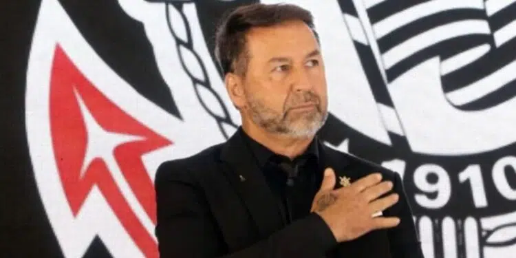Um grupo de 90 conselheiros do Corinthians protocolou nesta segunda-feira, no Parque São Jorge, um pedido de impeachment contra o presidente do clube, Augusto Melo.