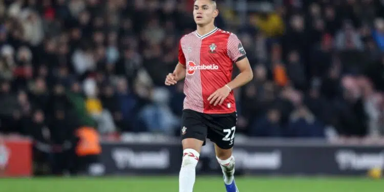 As negociações entre Flamengo e Southampton para a contratação de Carlos Alcaraz estão atravessando um momento difícil.